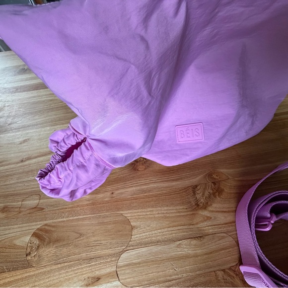 NWT convertible Béis The Crescent Catchall Crossbody Bag BERRY pink Barbie lilac - Picture 11 of 15